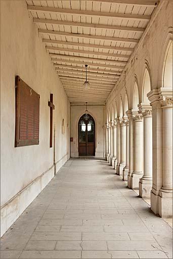 Cloître : galerie Nord vers l'Est.