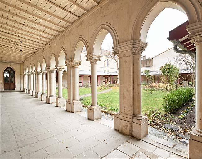 Cloître : galerie Nord vers l'Est