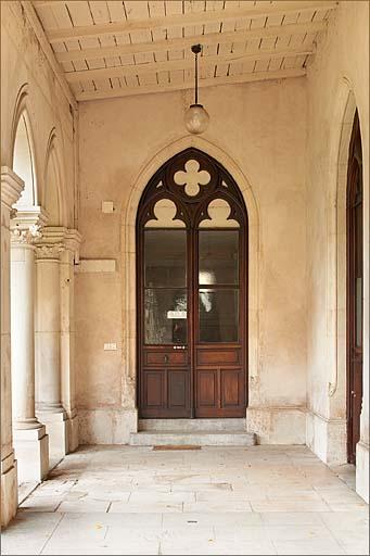 Cloître : galerie Nord, porte Ouest.