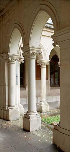Cloître : galerie Nord, détail d'arcature.