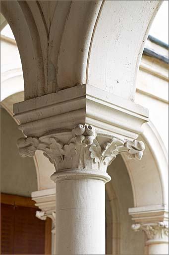 Cloître : galerie Nord, détail d'un chapiteau.