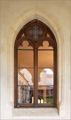 Cloître : galerie Est, baie sur le bâtiment conventuel.