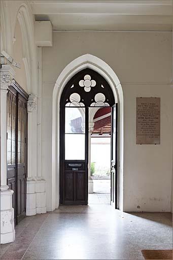 Vestibule : détail de la porte ouvrant sur le cloître.