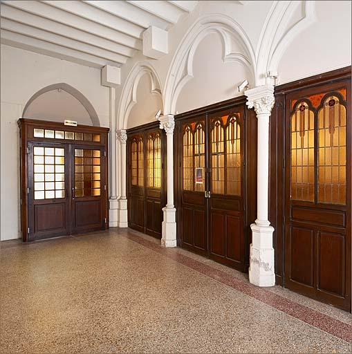 Vestibule (vue vers l'église et l'entrée, rue Lacordaire).