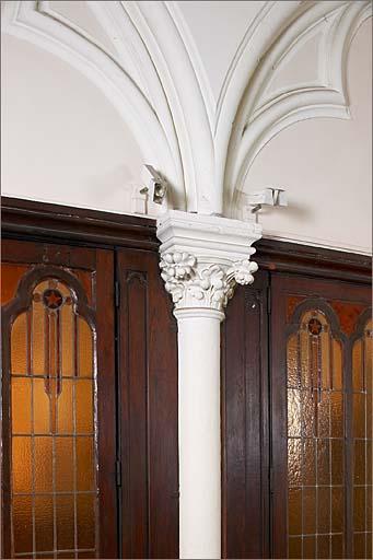 Vestibule : arcature côté église, détail.