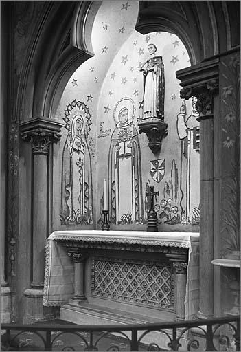 Le choeur avant rénovation : chapelle latérale des saints dominicains, trois quarts droit.