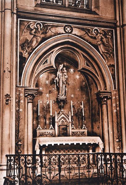Le choeur avant rénovation, détail d'une chapelle latérale.