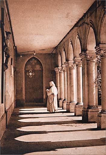 Le cloître (galerie Nord) dans les années 1970.