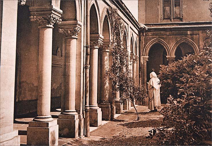 Le cloître (galeries Nord et Est) dans les années 1970.