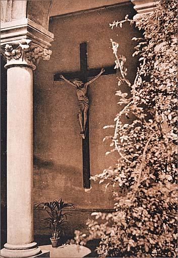 Le cloître (galerie Nord) dans les années 1970, détail : Christ en croix.