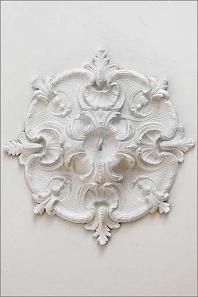 Rosace de plafond du vestibule d'entrée.