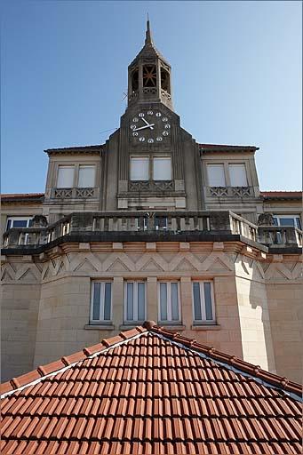 Corps B, façade sur la cour Alexandre : avant-corps central, détail (niveaux supérieurs).