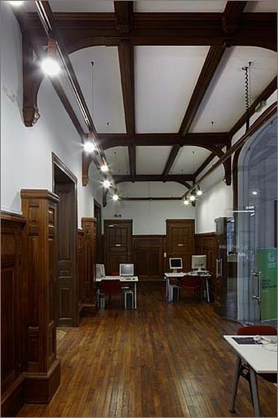 Décor intérieur du vestibule : lambris de demi-revêtement, plafond