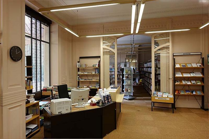 Décor intérieur de la bibliothèque 1 : lambris de hauteur, porte, plafond, cheminée