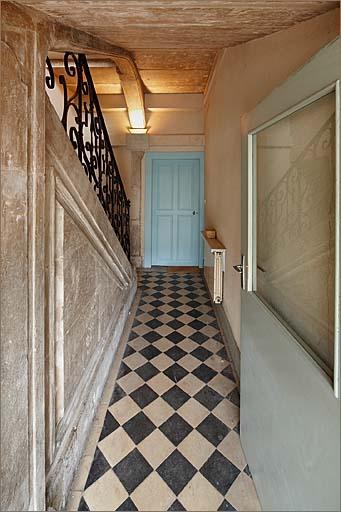 Rez-de-chaussée, couloir et escalier (à gauche) depuis la porte donnant sur le jardin du cloître.