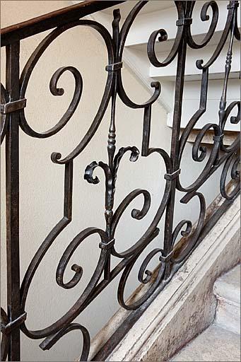 Escalier, détail de la rampe en fer forgé (volée 2).