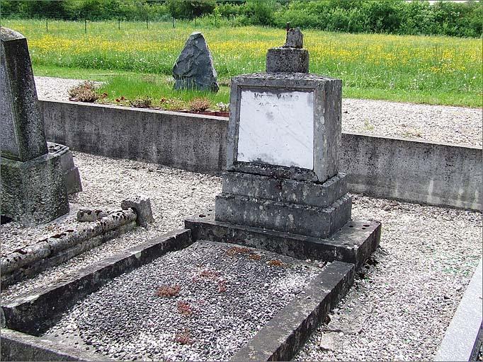 Tombeau (n°2) de type 1, ensemble trois quarts droit.