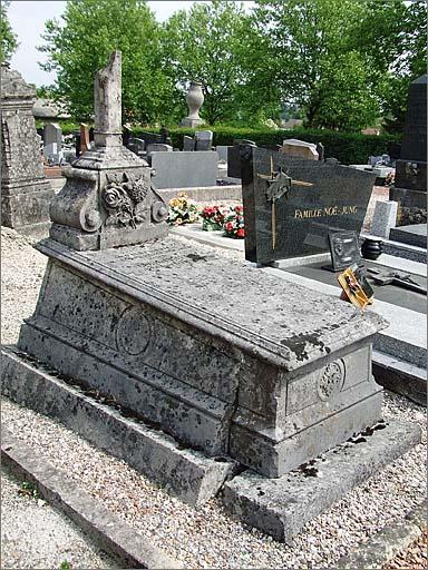 Tombeau (n°4) de type 3 et 5, ensemble trois quarts gauche.