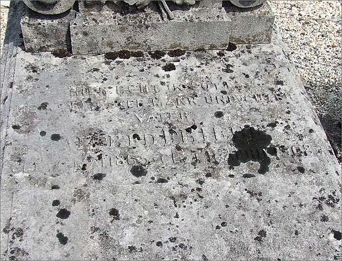Tombeau (n°4) de type 3 et 5, détail de l'épitaphe allemande sur la dalle, ensemble trois quarts gauche.