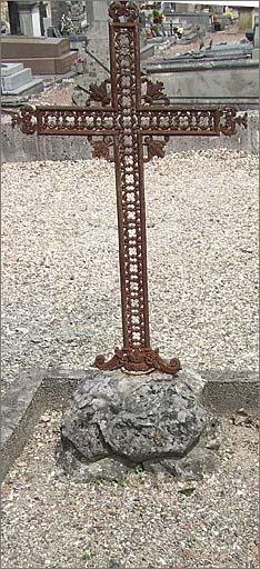 Tombeau (n°5), croix funéraire, ensemble face.