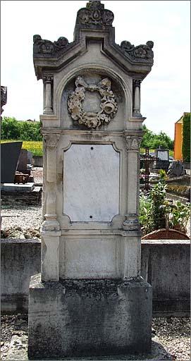 Tombeau (n°10) de type 1, ensemble face.