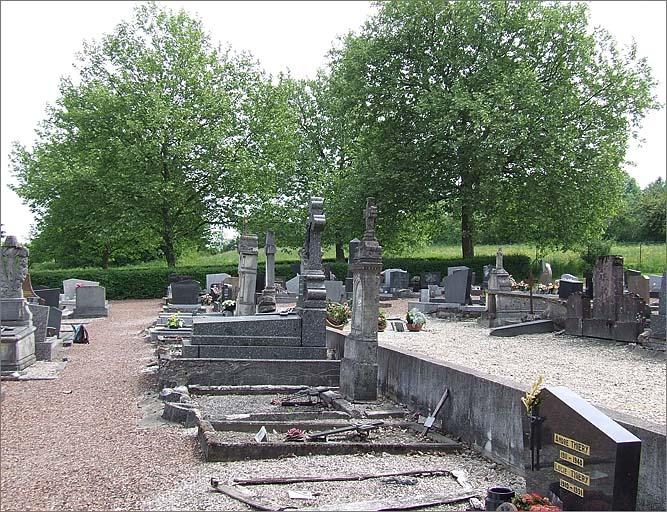 vue de la partie supérieure du cimetière, ensemble trois quarts gauche.