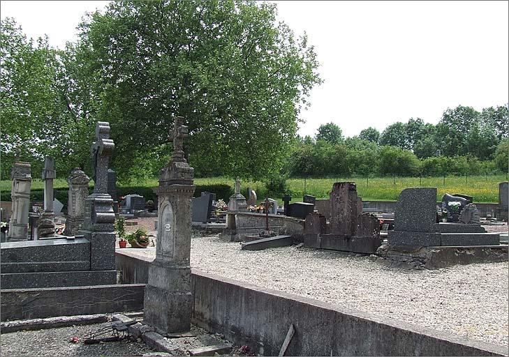 Vue de la partie haute du cimetière, tombes allemandes, ensemble trois quarts gauche.