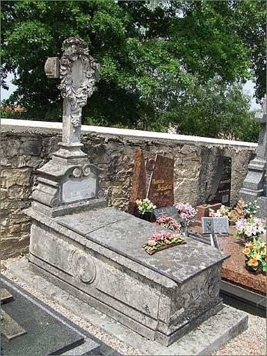 Tombeau à stèle de la famille Henry