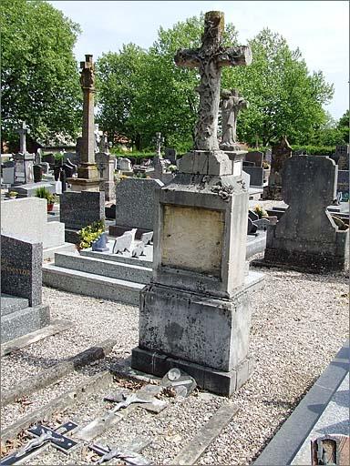 Tombeau (n°18) de type 1, ensemble trois quarts droit.
