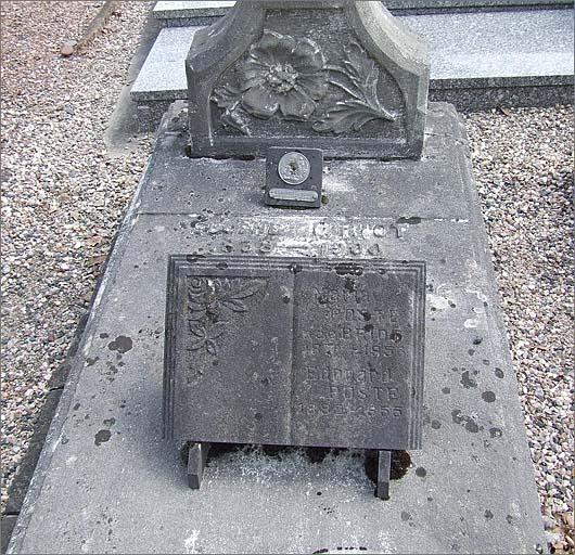 Tombeau (n°19) de type 3, livre, détail, ensemble face.