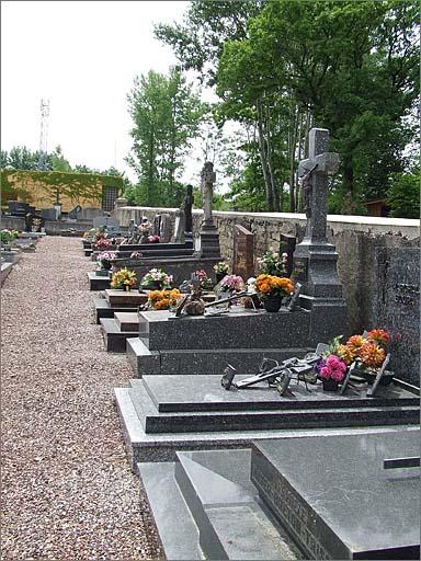 Vue de la partie située à l'est du cimetière, contre le mur de clotûre, ensemble trois quarts droit.