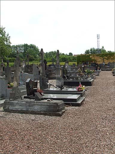 Vue du cimetière, allée centrale, ensemble trois quarts droit.