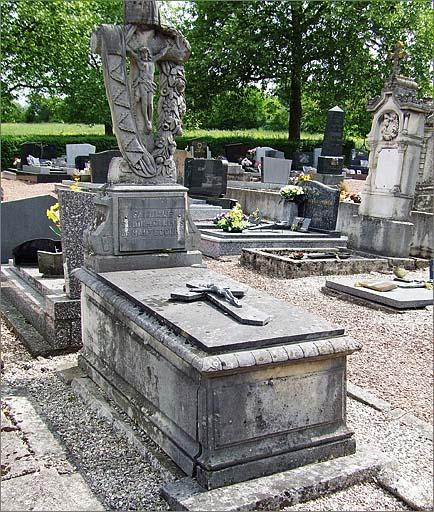 Tombeau (n°21) de type 3, ensemble trois quarts gauche.