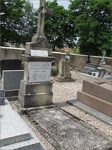 Tombeau (n°22) de type 1, ensemble trois quarts gauche.