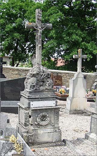 Tombeau (n°26) de type 2, ensemble trois quarts gauche.