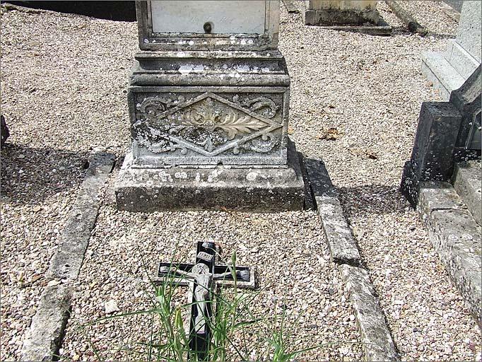 Tombeau (n°27) de type 1, détail du socle, ensemble face.