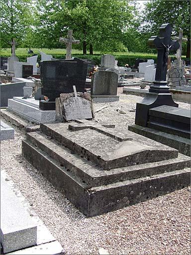Tombeau (n°29) de type 3, ensemble trois quarts gauche.