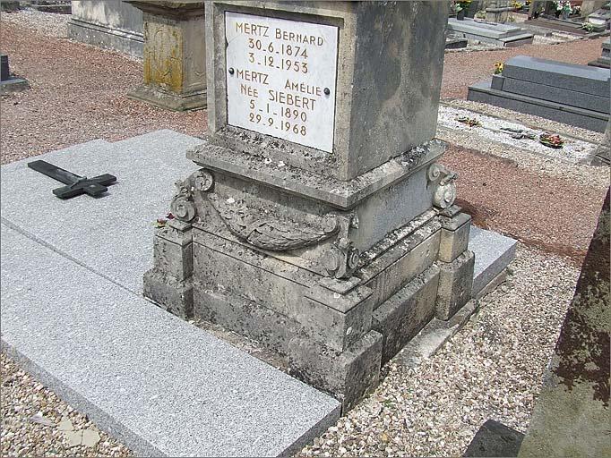 Tombeau (n°30) de type 2, détail de l'épitaphe sur la face latérale droite, ensemble trois quarts droit.