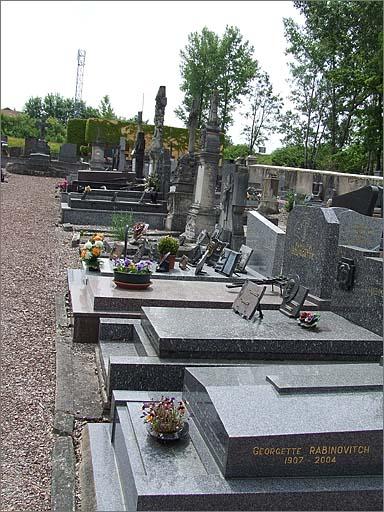 Vue du cimetière, allée centrale, partie est, ensemble trois quarts gauche.