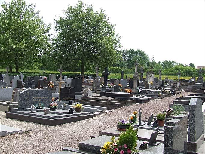 Vue du cimetière, allée centrale, partie ouest, ensemble trois quarts droit.