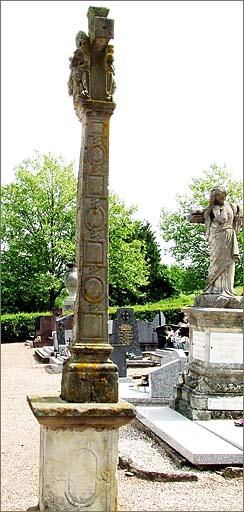 Tombeau (n°31), croix du cimetière, face latérale, ensemble face.