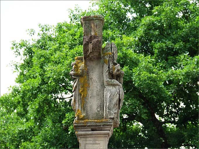Tombeau (n°31), croix du cimetière, détail du croisillon, ensemble face.