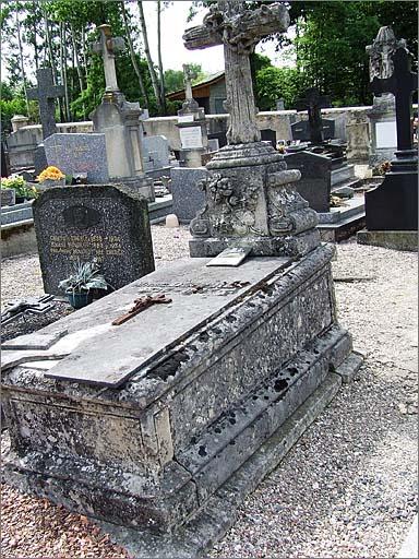 Tombeau (n°33) de type 3, ensemble trois quarts droit.