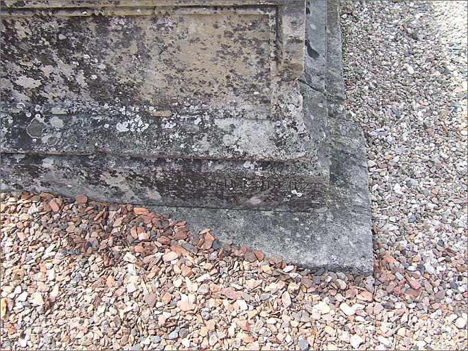 Tombeau (n°33) de type 3, détail de la signature 'Will Dieuze', ensemble face.