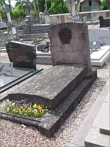 Tombeau (n°35) de type 4, ensemble trois quarts droit.