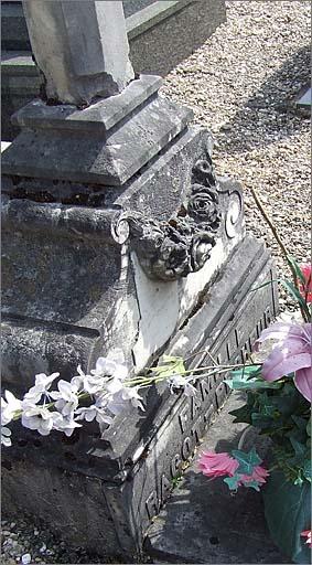 Tombeau (n°41) de type 1, détail du socle, ensemble trois quarts gauche.