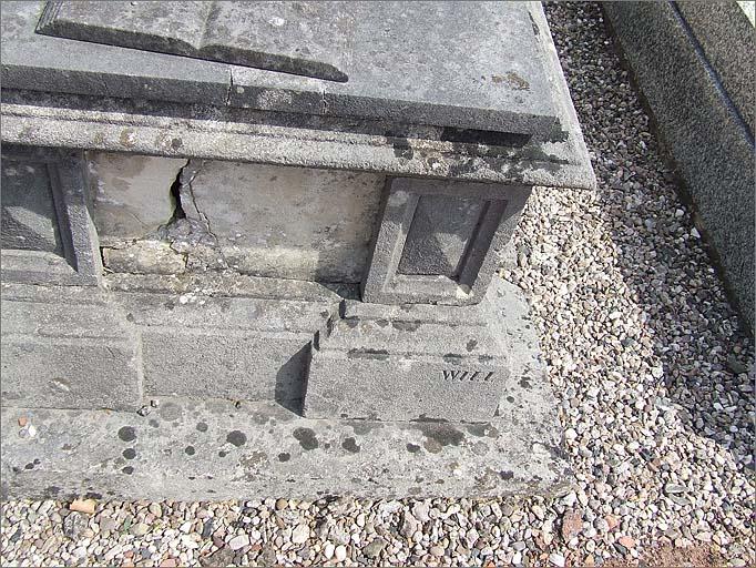 Tombeau (n°40) de type 3, détail de la signature, ensemble trois quarts gauche.