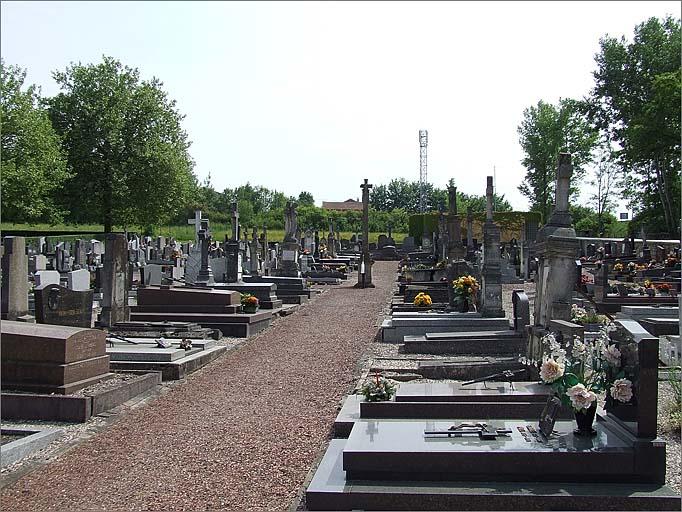 Vue du cimetière allée centrale