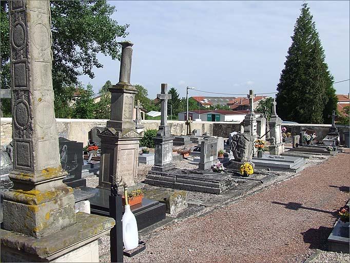 Vue du cimetière première division située à l'entrée et à l'est