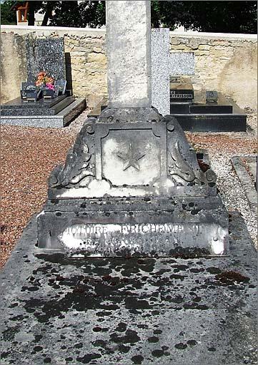 Tombeau (n°44) de type 3, détail socle de la croix, ensemble face.
